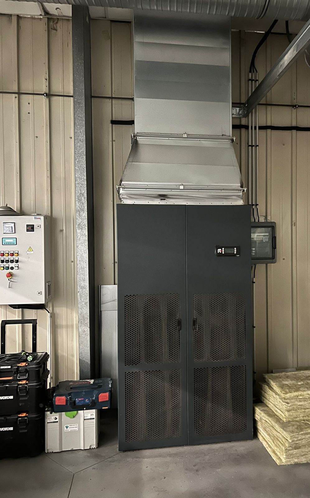Armoire de traitement d'air et son plénum de soufflage, dans un local technique