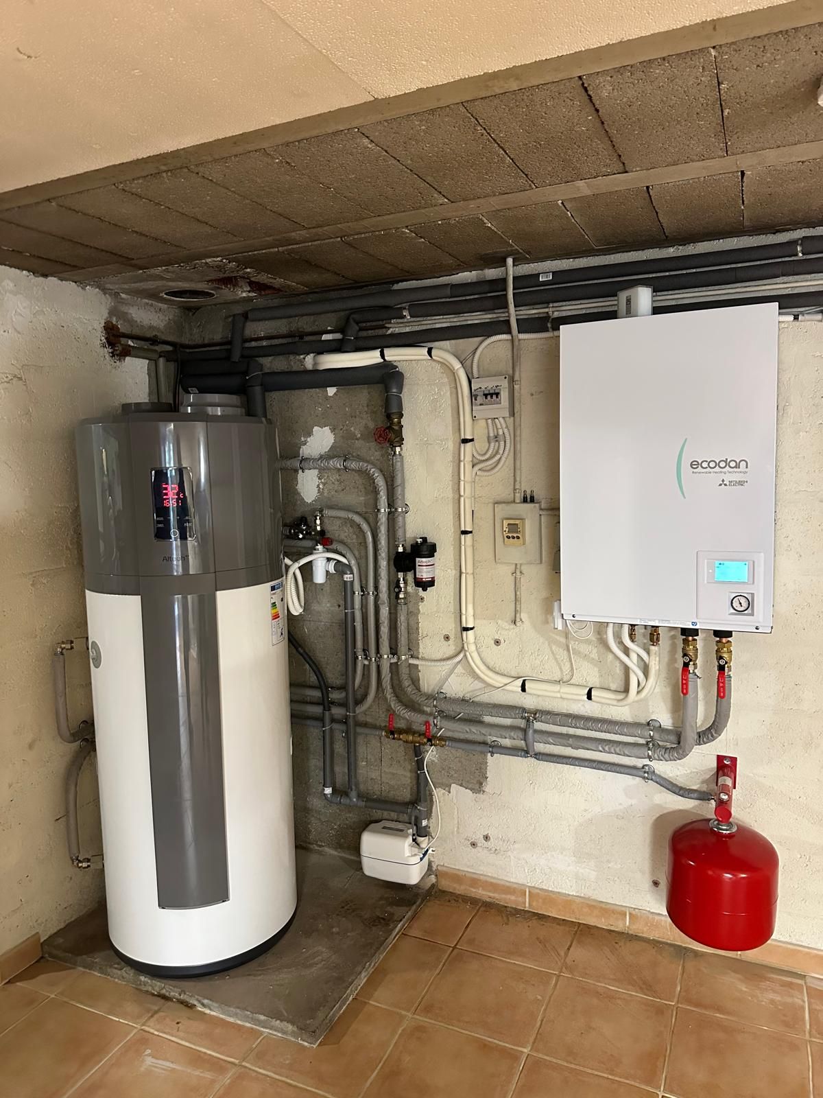 Chaufferie : module hydraulique Ecodan au mur, ballon d'eau chaude et vase d'expansion